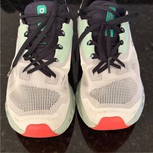 On Clouds Cloudflow white, Black, and green Running Shoes Women’s Size 7